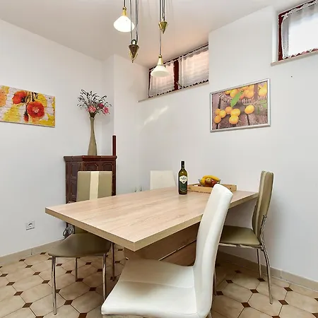 Dragan 2431 Apartamento